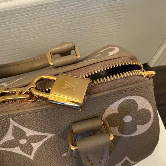 Authentic Louis Vuitton Speedy 20 - Picture 3 of 7